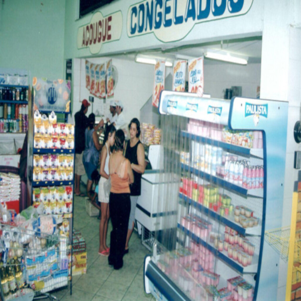 Foto ilustrativa da loja Rede Super Líder com fachada moderna e clientes